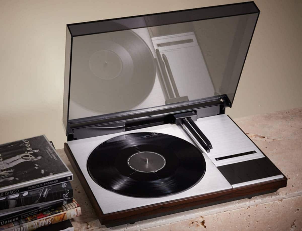Saint Laurent y Bang & Olufsen reviven el icónico tocadiscos Beogram serie 4000 1 Tocadiscos Beogram serie 4000 de Saint Laurent y Bang & Olufsen.