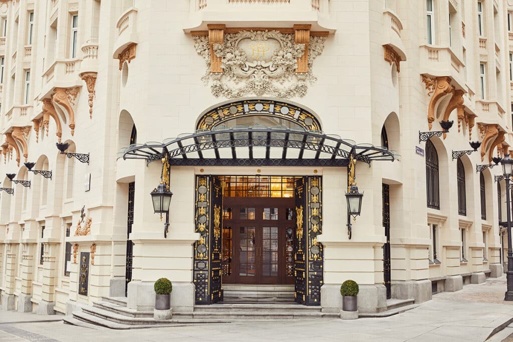 The Palace Hotel Madrid con su fachada restaurada.