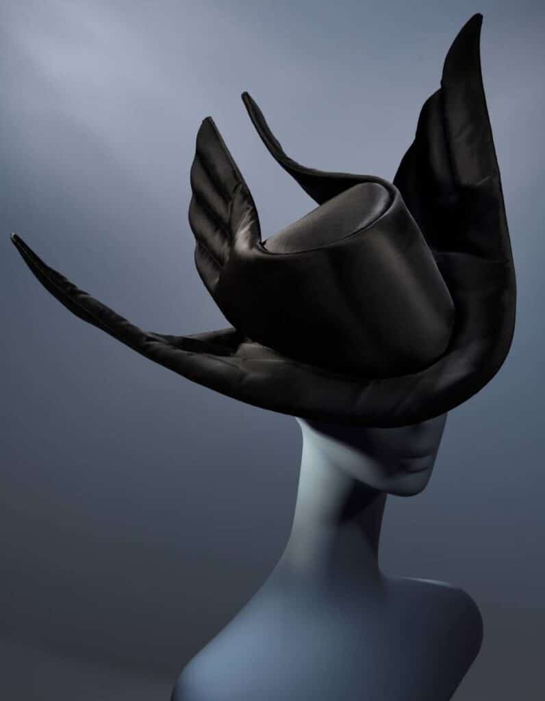 Propuesta de la colección In Orbit, con forma de pájaro, del invierno 1990-1991, de Stephen Jones.