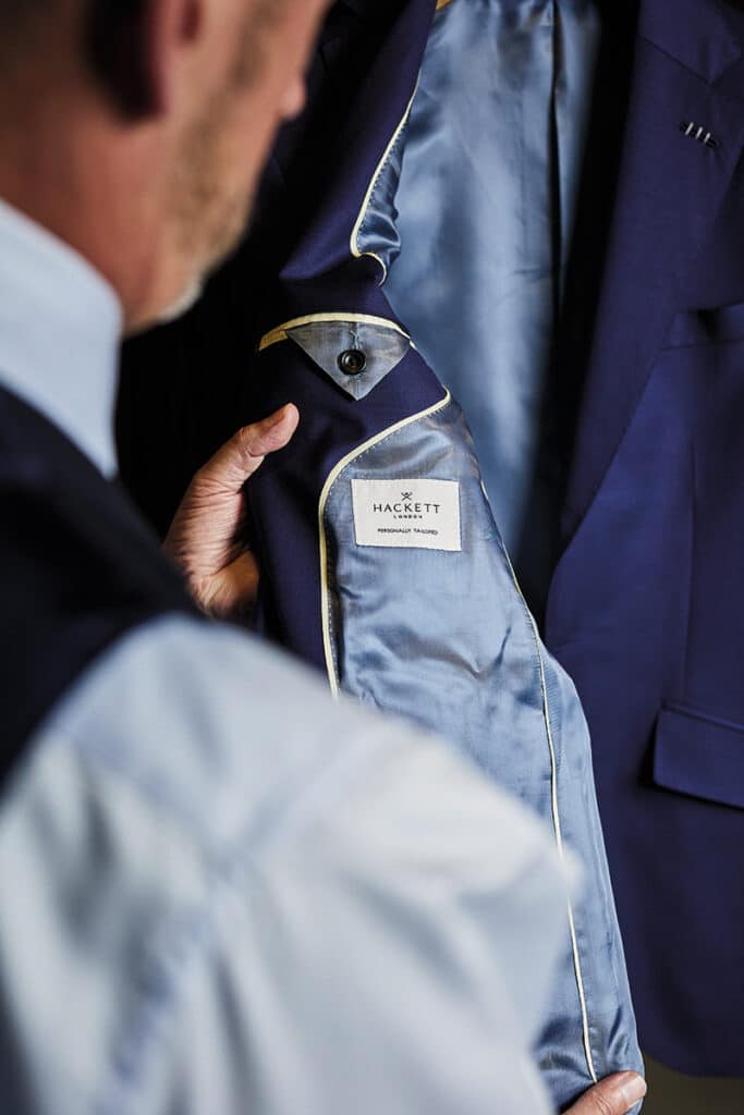 Hackett ofrece servicios de sastrería artesanal.