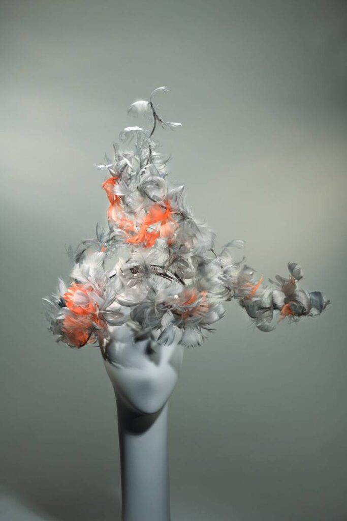 Modelo de plumas de la colección Drifting & Dreaming, de 2011, de Stephen Jones.