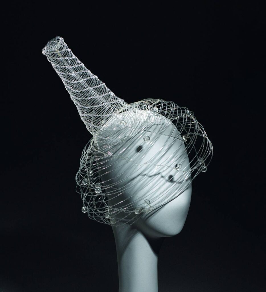 Rococo Futura, con forma cónica, de la temporada 1994-1995, de Stephen Jones.