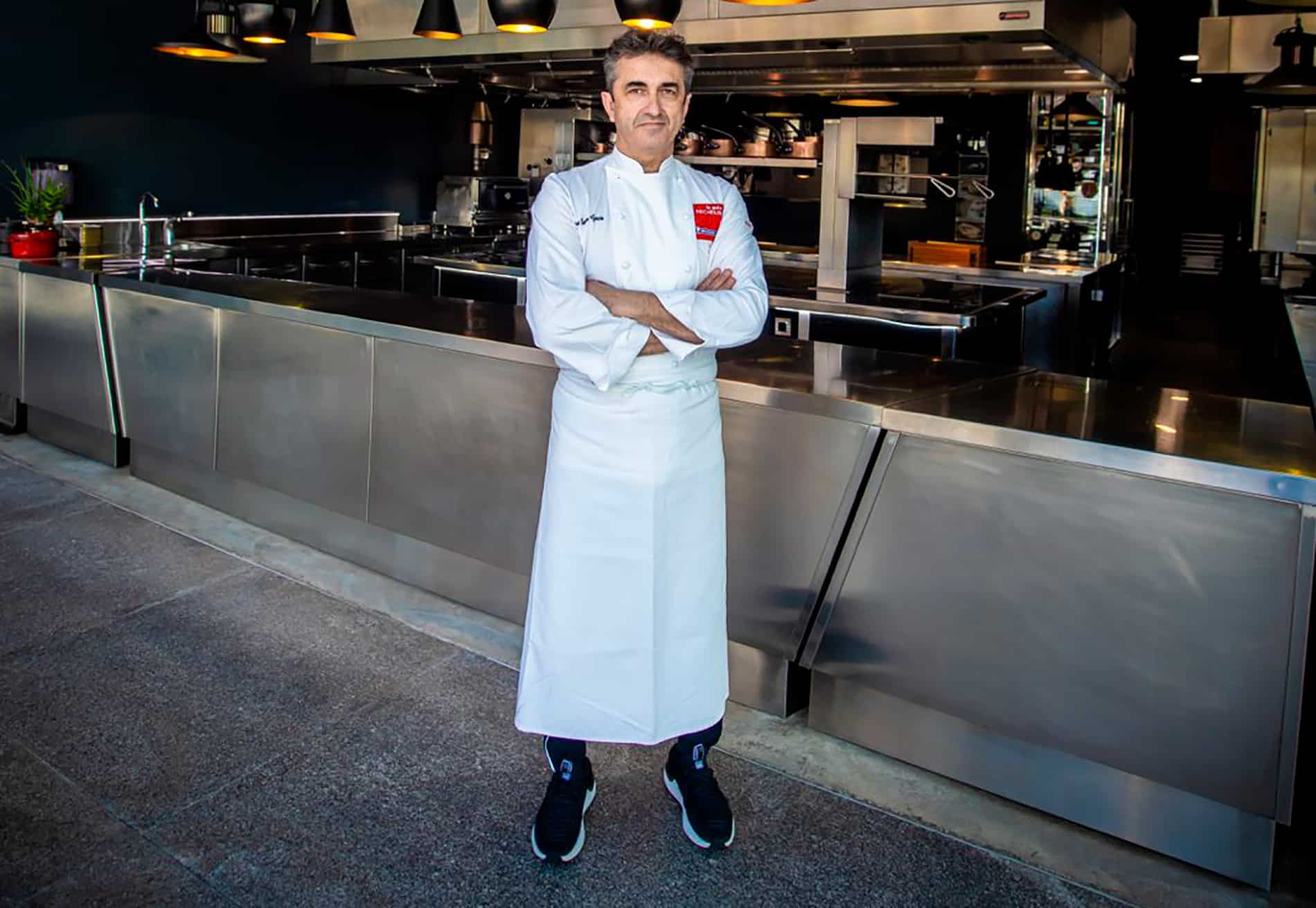El chef José Carlos García, en las cocinas del restaurante que lleva su nombre, en el Puerto de Málaga, que luce una estrella Michelin desde 2013.