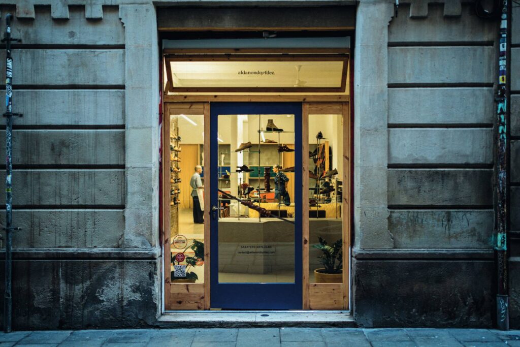 Entrada al atelier Aldanondo y Fdez, situado en el barrio barcelonés del Raval.