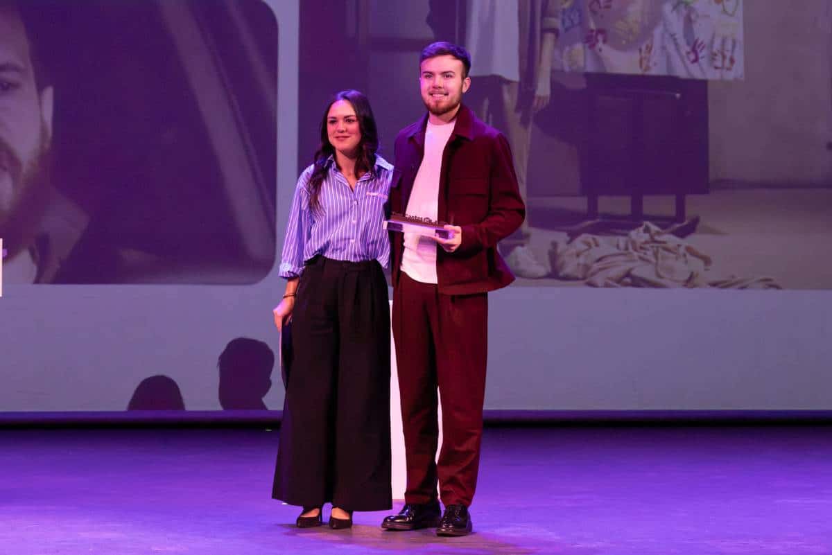 Alejandro Pereira recogiendo premio al corto HUIR de Audi Future Stories.