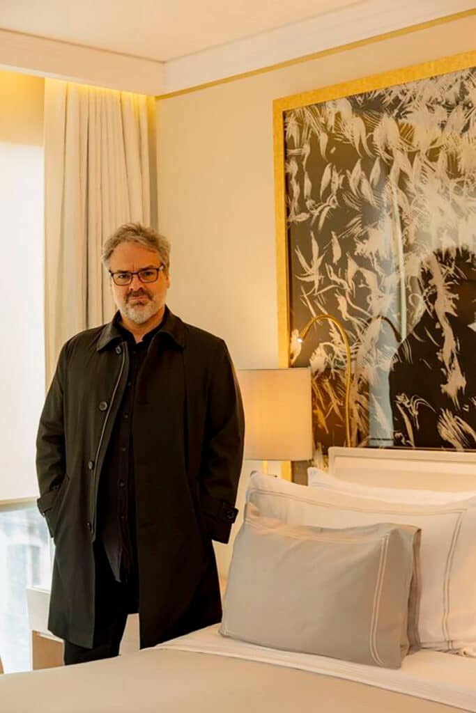 The One Barcelona: el arte de habitar el lujo 3 El artista chileno Fernando Prats en una de las suites del hotel The One Barcelona con una de sus obras.
