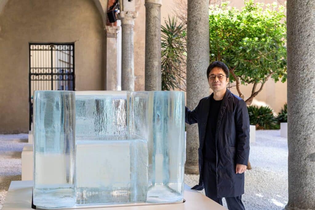 Tokujin Yoshioka con su obra 'Frozen' en el Palazzo Landriani de Milán.
