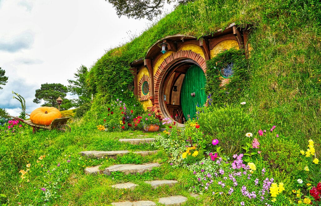 PLENIA-TRAVEL ARCHITECTS: redefiniendo el lujo con viajes diseñados a medida 3 Hobbit Town en Nueva Zelanda.
