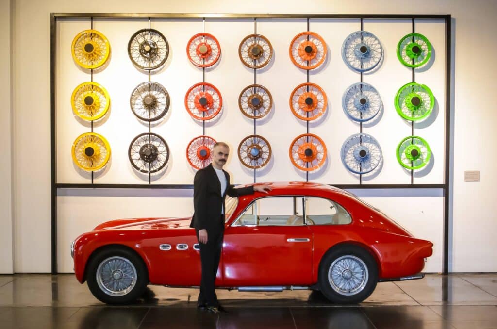 Joao Magalhães posa para Gentleman delante de un Maserati de 1950.