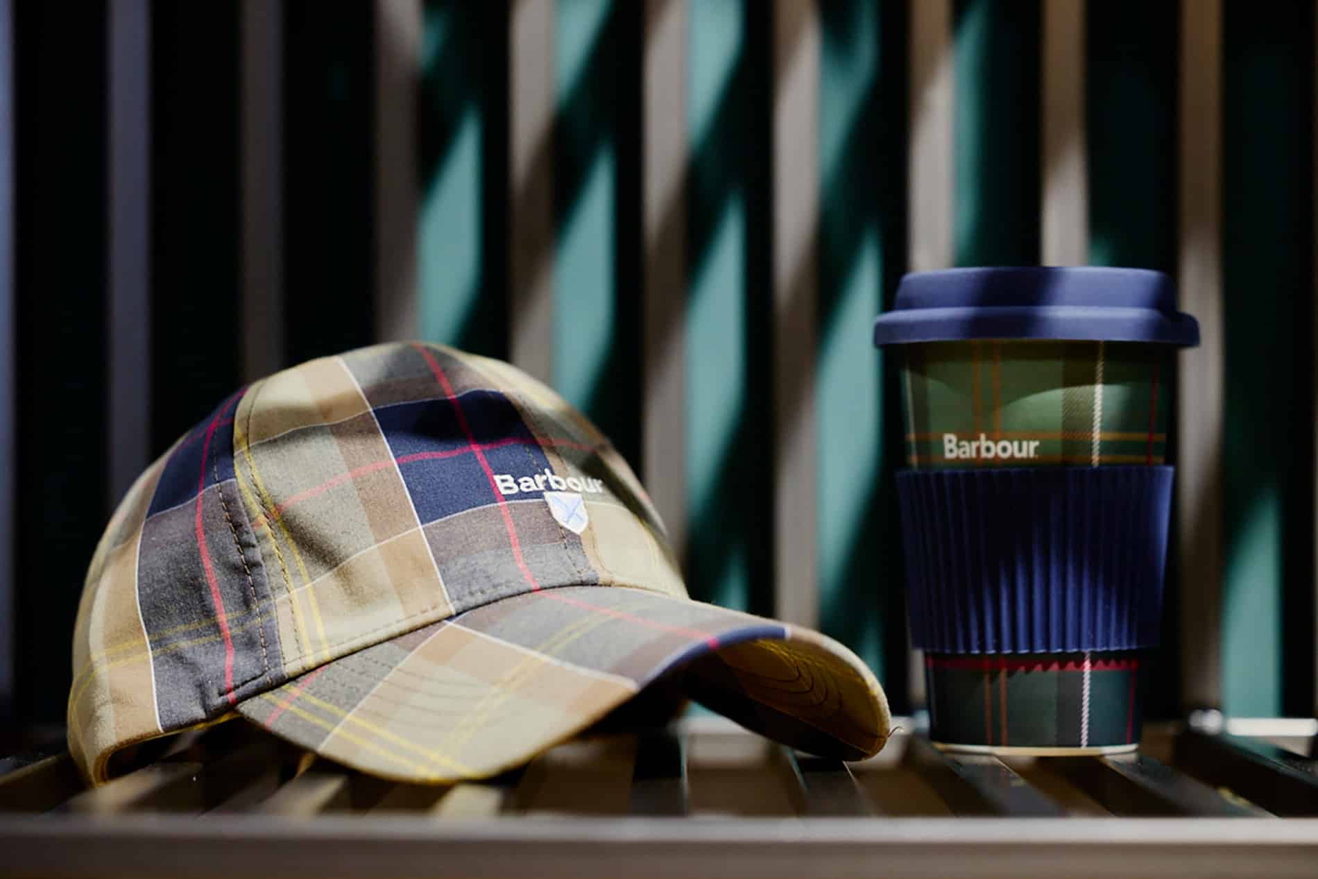 Pequeños grandes detalles: Barbour viste la primavera con esencia británica 1 Gorra de Barbour con estampado tartán y botella.