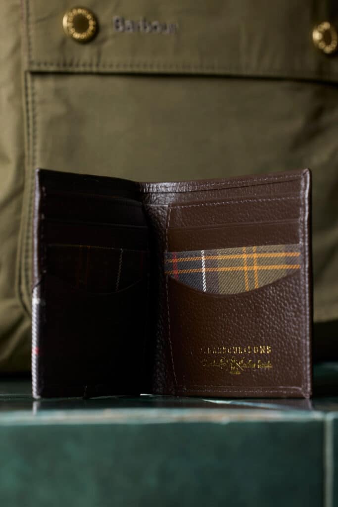 Cartera de Barbour con detalle de tartán en el interior.
