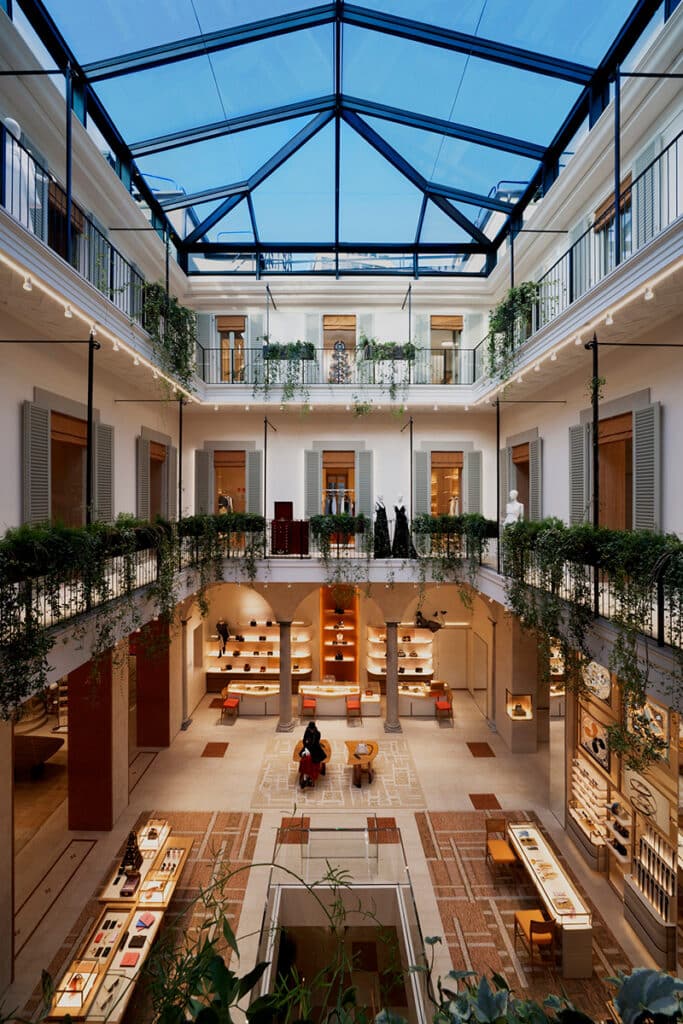 Tienda Louis Vuitton Via Montenapoleone en Milán.
