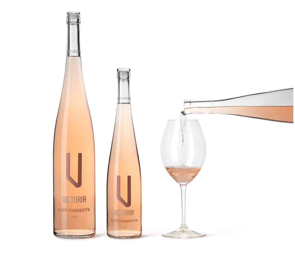 Brindis con nombre de mujer: celebra el Día de la Madre con vinos únicos 5 Vino rosado Victoria, de la bodega José Pariente.