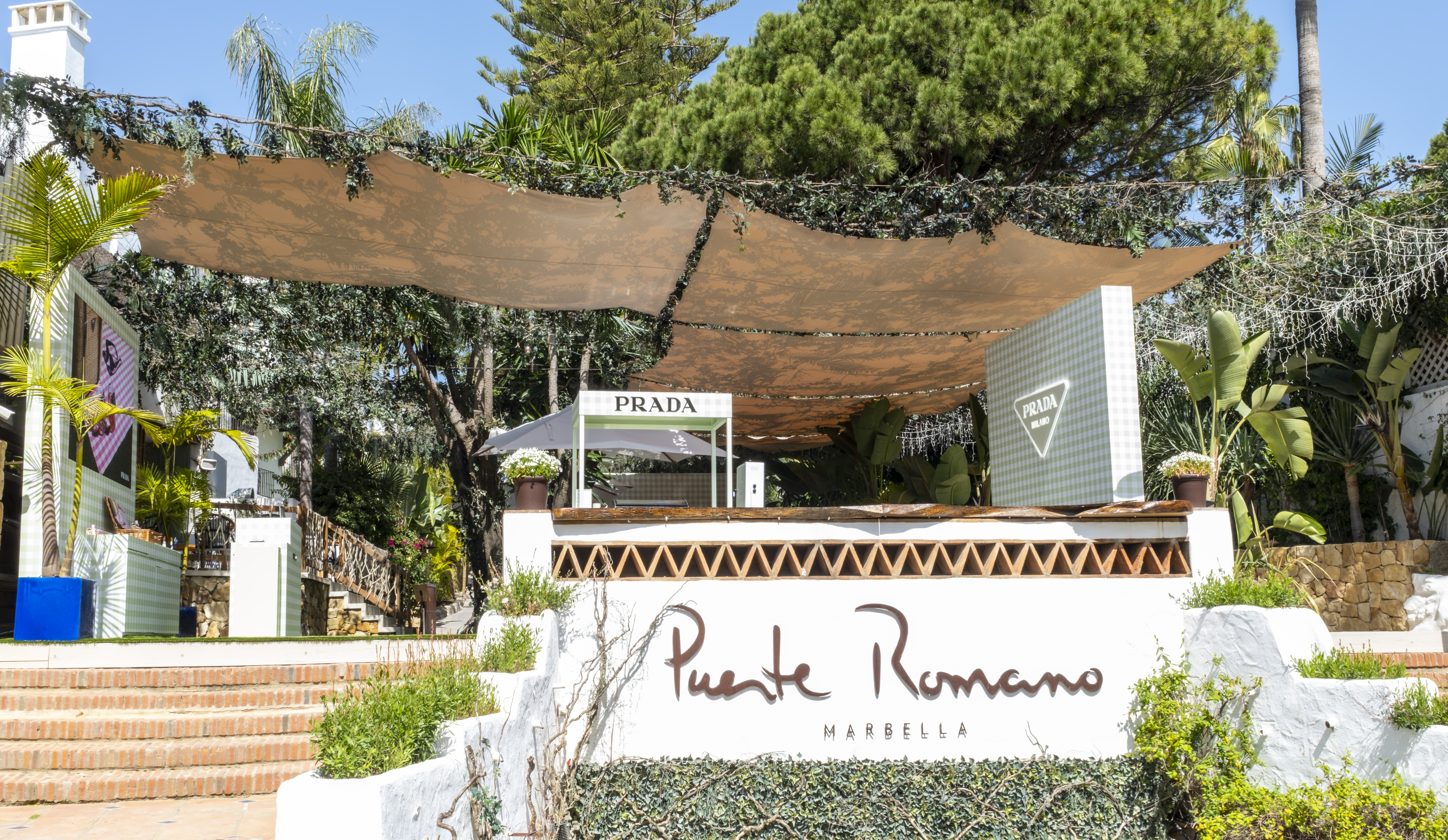 Prada Beauty celebra la primavera con un Picnic Pop-up exclusivo en Marbella 1 Picnic pop-up de Prada Beauty en Puente Romano Marbella.