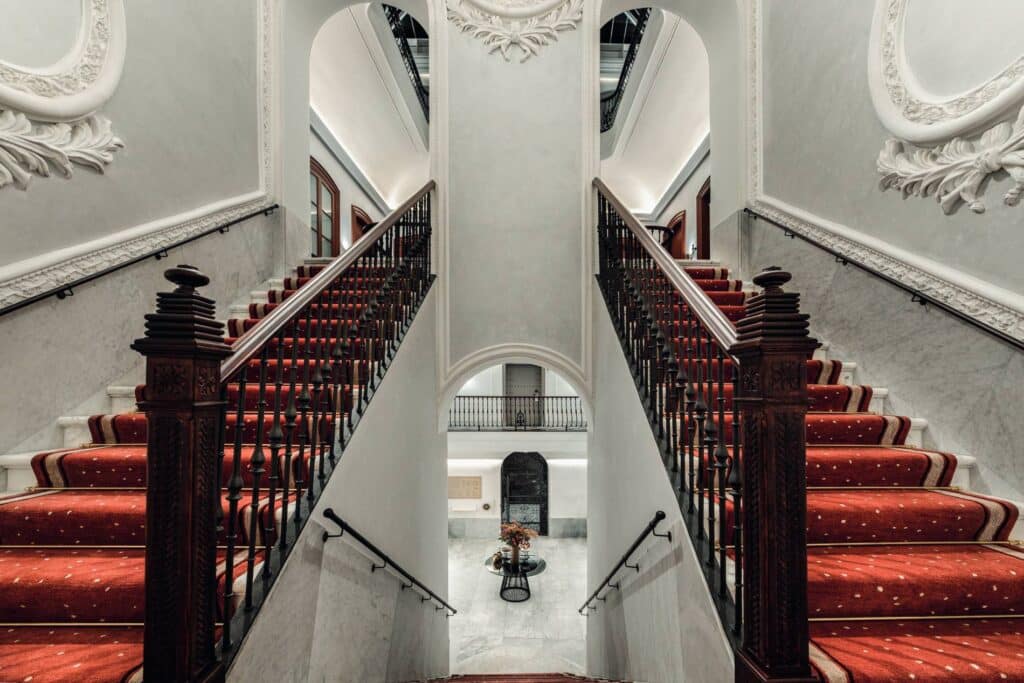 Escaleras a la planta superior del Áurea Casa Palacio Sagasta.