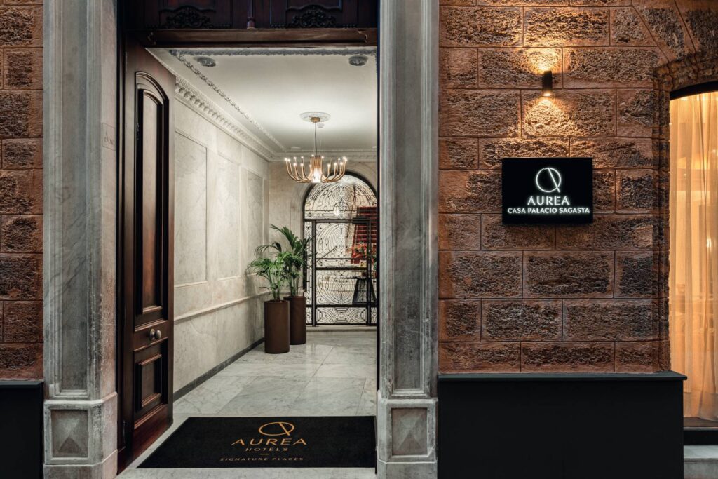 Áurea Casa Palacio Sagasta, un hotel de lujo que revive la historia de Cádiz 4 Detalle de la fachada del Áurea Casa Palacio Sagasta.