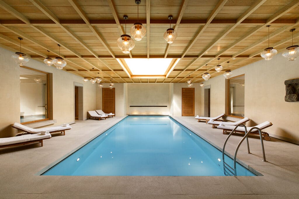Piscina interior de Santuario Wellness & Spa.