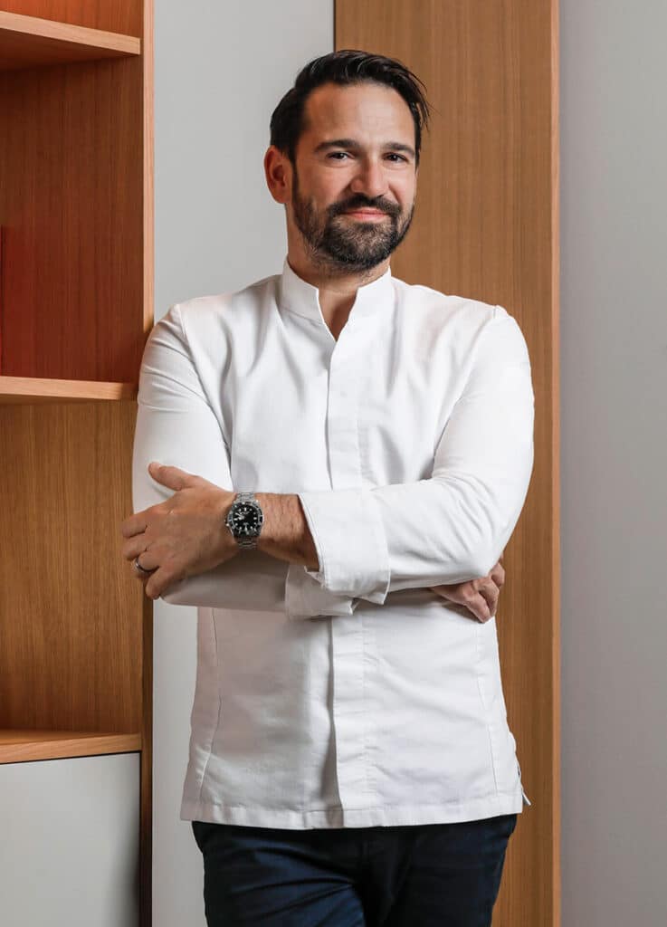 TUDOR fusiona relojería y cocina junto a dos de los mejores chefs de Suiza 2 El chef suizo Yoann Caloué con un reloj de TUDOR.