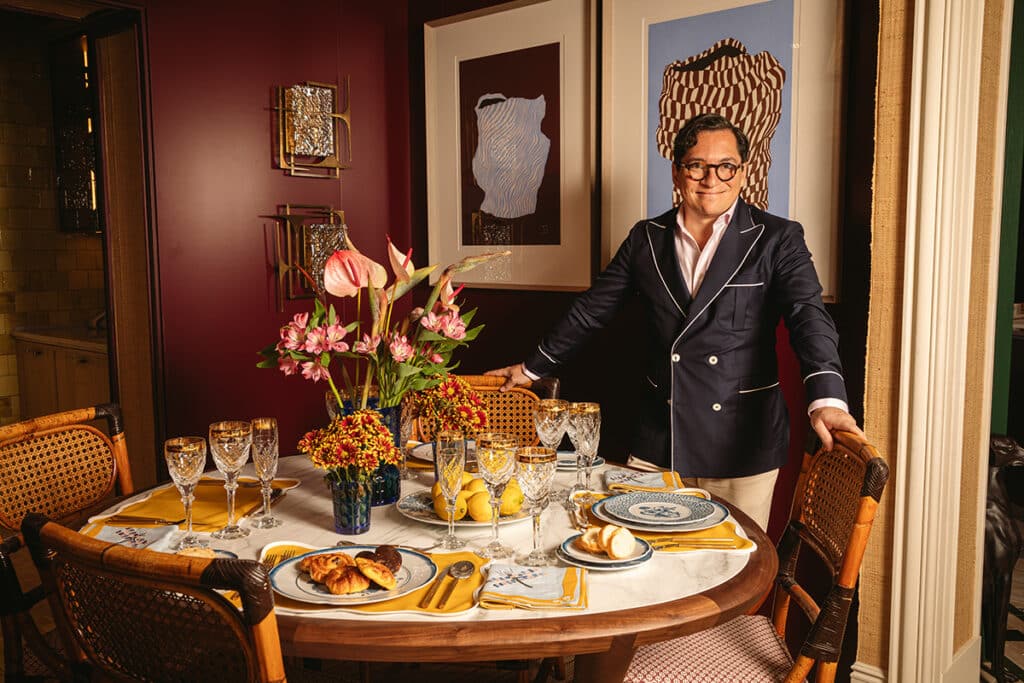 El diseñador Jean Porsche junto a la colección Coralina Blue de Vista Alegre.