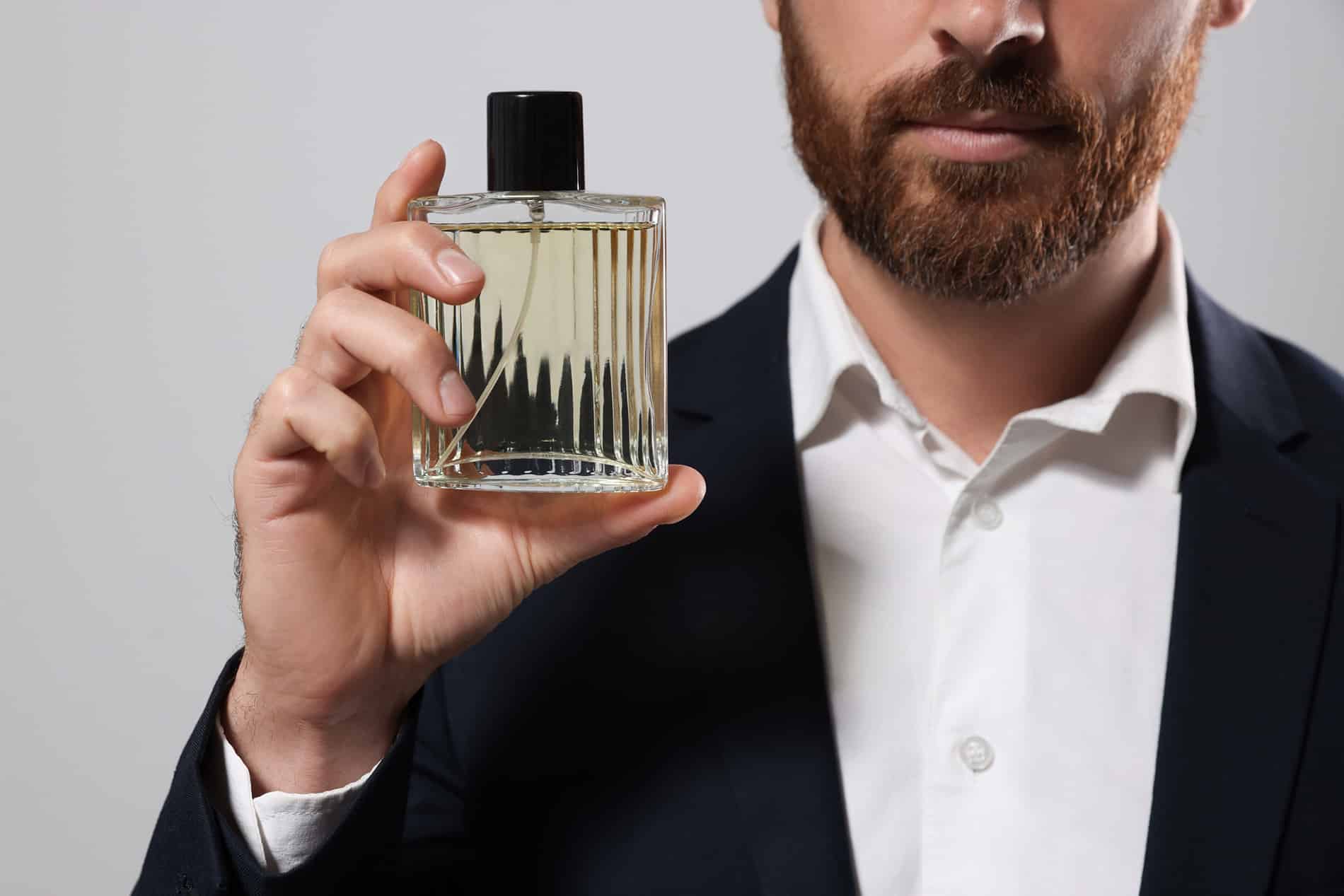 Aromas que florecen: los perfumes imprescindibles de esta primavera 1 Hombre con frasco de perfume.