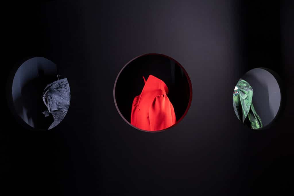 Exposición Las sutilezas del diálogo en el Museo Cristóbal Balenciaga.