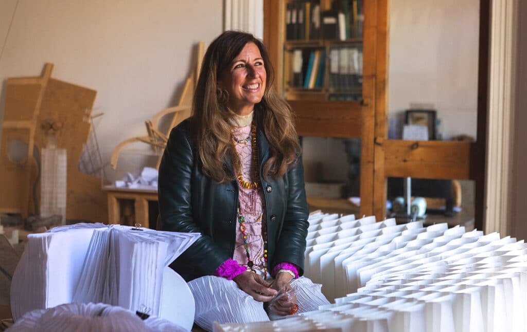 Benedetta Tagliabue junto a un modelo de The Architecture of Virtual Water.