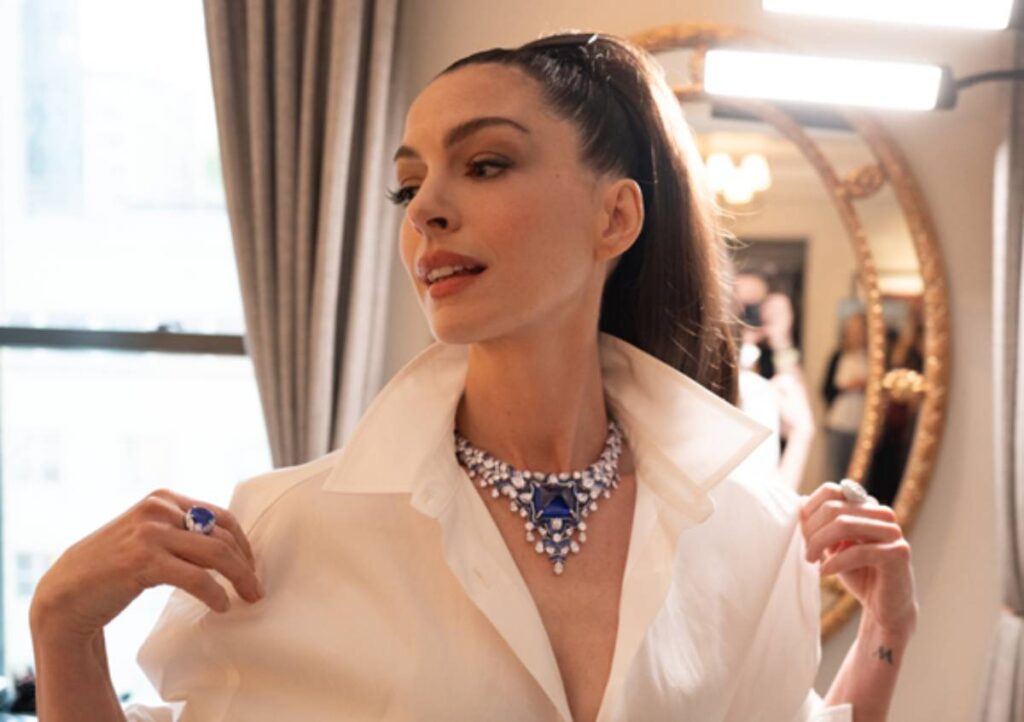 Anne Hathaway en la Met Gala 2025 luciendo joyas de Bvulgari. Retrato de Greg Williams.
