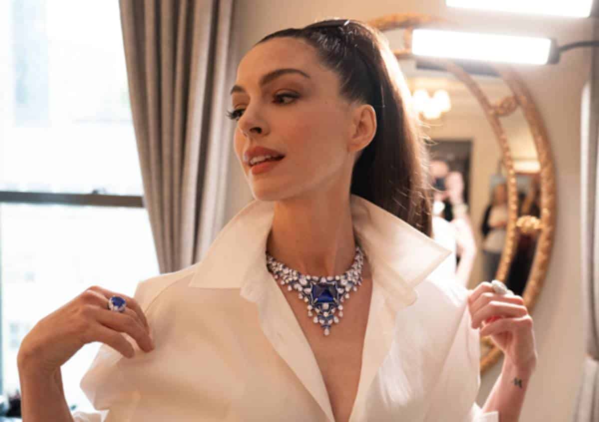Bvlgari brilla en la Met Gala bajo la lente exclusiva de Greg Williams 1 Anne Hathaway en la Met Gala 2025 luciendo joyas de Bvulgari. Retrato de Greg Williams.