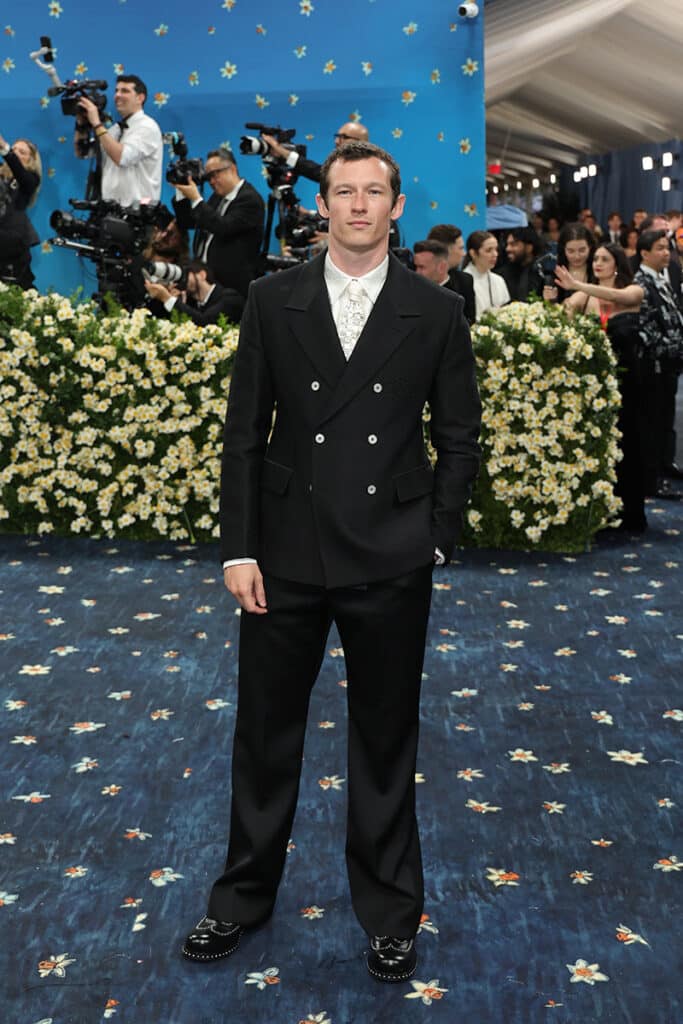 Callum Turner en la Met Gala 2025 con un diseño de Louis Vuitton.