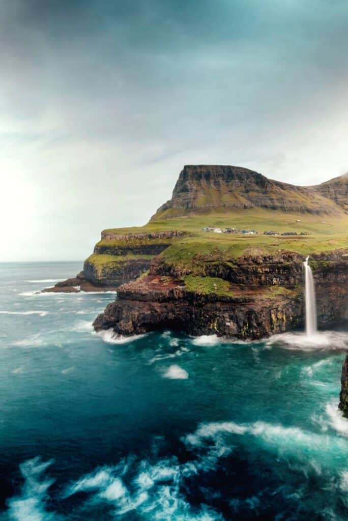 Belleza indómita: el encanto secreto de las Islas Feroe 3 La cascada de Gasádalur en las Islas Feroe.