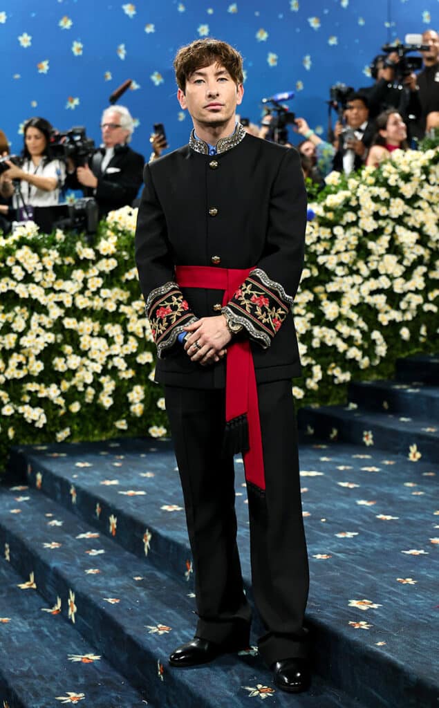 Barry Keoghan con un Speedmaster Moonwatch de OMEGA en la Met Gala 2025.