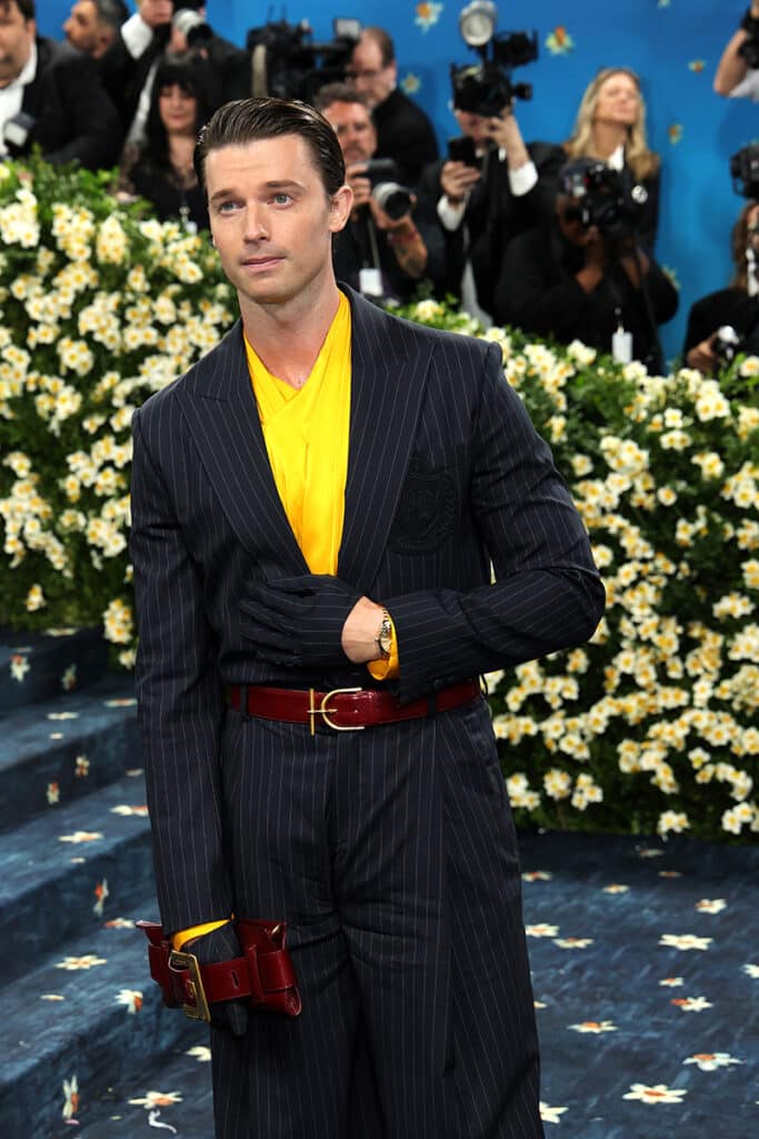 Patrick Schwarzenegger con un Aqua Terra Shades de OMEGA en la Met Gala 2025.