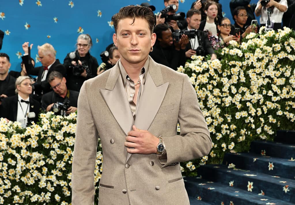 El actor y cantante Tom Francis lució un Seamaster Aqua Terra en la Met Gala 2025.