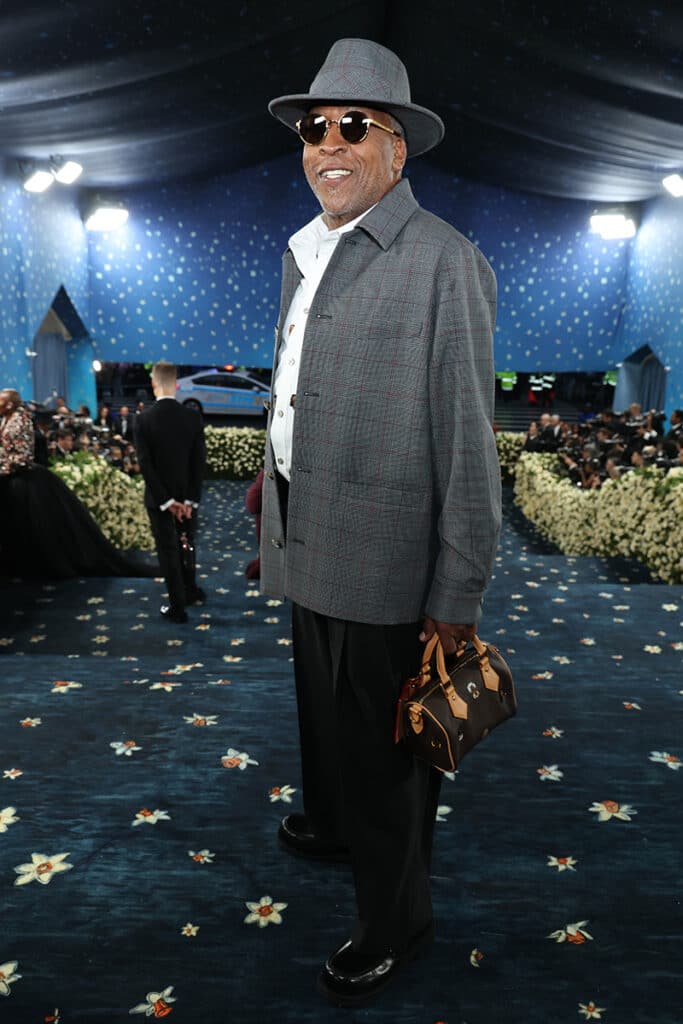 Henry Taylor en la Met Gala 2025 con un diseño de Louis Vuitton.