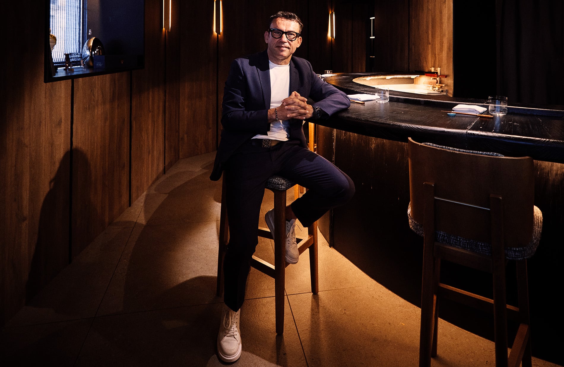 Marcos Granda posa para Gentleman en el restaurante Toki, de cocina japonesa (Calle de Sagasta, 28. Madrid).