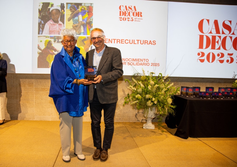 Talento, innovación y solidaridad en la XIII edición de los Premios Casa Decor 6 Kersti Urvois entrega el Reconocimiento Casa Decor Solidario 2025 a Ramón Almansa de la Fundación Entreculturas.