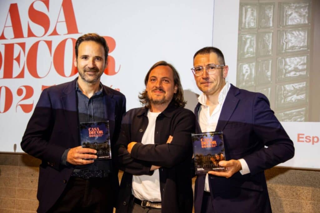 Talento, innovación y solidaridad en la XIII edición de los Premios Casa Decor 2 Sixto Martín Martínez y Miguel Crespo, de Zooco Estudio y Gerardo Suárez de Geberit, con el premio.