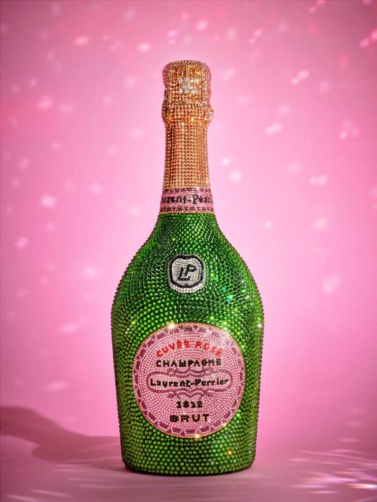 Shourouk Rhaiem viste con cristales de Swarovski la icónica Cuvée Rosé Laurent-Perrier 2 Nueva botella de Cuvée Rosé Laurent-Perrier diseñada por Shourouk Rhaiem.
