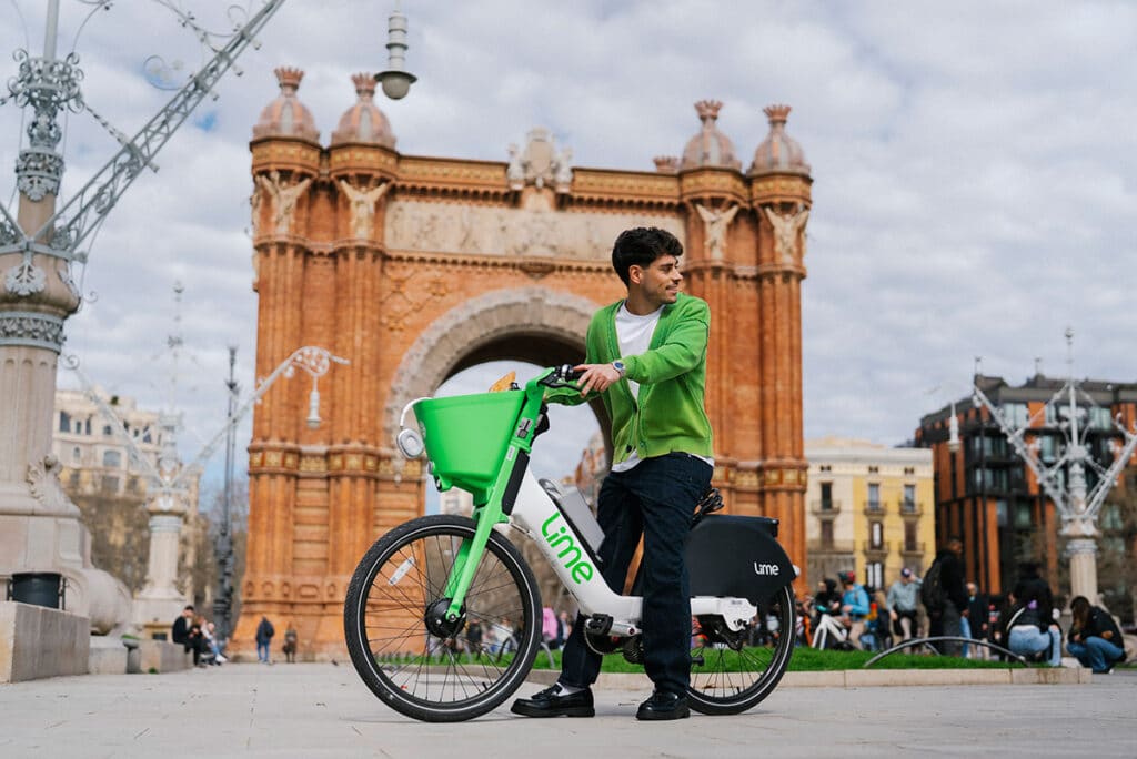 Barcelona pedalea hacia el futuro verde con Lime.