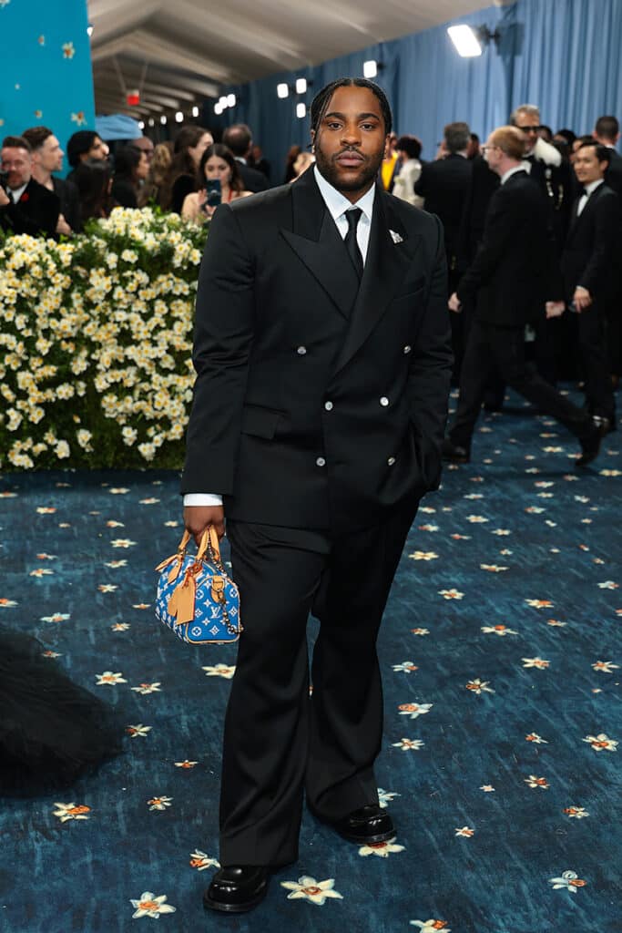 Malcolm Washington en la Met Gala 2025 con un diseño de Louis Vuitton.