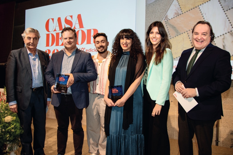 Talento, innovación y solidaridad en la XIII edición de los Premios Casa Decor 3 Sigfrido Herráez, Decano del COAM y Jaime González Taboada, Concejal del Distrito de Chamberí, entregaron el Premio al equipo de U interior Design y a Álvaro Piña, de Piedra de Ibiza.
