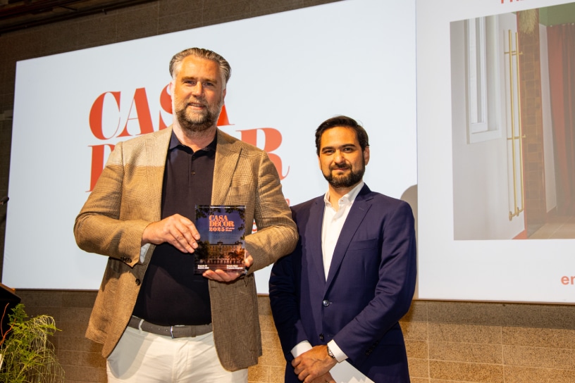 Talento, innovación y solidaridad en la XIII edición de los Premios Casa Decor 4 Roberto Perri, CEO de Impar Capital, entregó el premio a Tibor Herscheit, de Instamat.