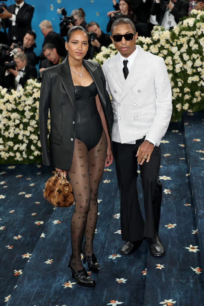 Pharrell Williams y su esposa Helen Lasichanh en la Met Gala 2025 con un diseño de Louis Vuitton.