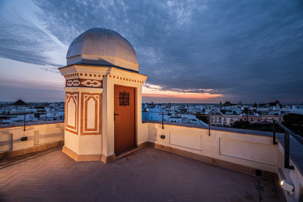 Un viaje al Cádiz del XVIII desde un hotel con historia propia 3 Patio central del Áurea Casa Palacio Sagasta.