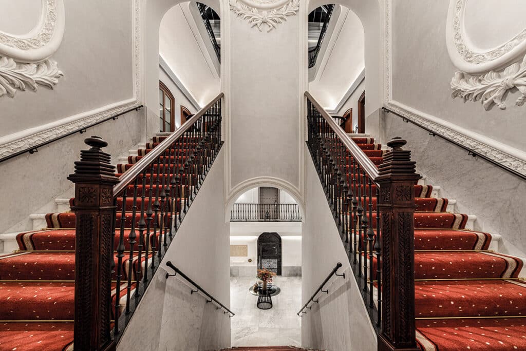 Escaleras a la planta superior del Áurea Casa Palacio Sagasta.