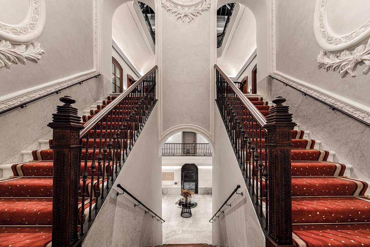 Un viaje al Cádiz del XVIII desde un hotel con historia propia 1 Escaleras a la planta superior del Áurea Casa Palacio Sagasta.