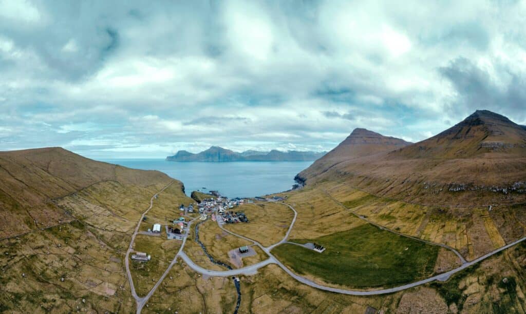 Vista panorámica de la isla de Eysturoy, con el pintoresco pueblecito de Gjögv junto al mar.