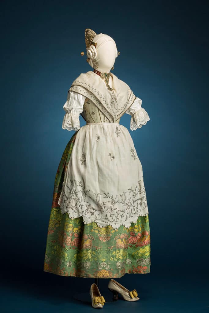 Exposición 'Raíces' del Museo del Traje.