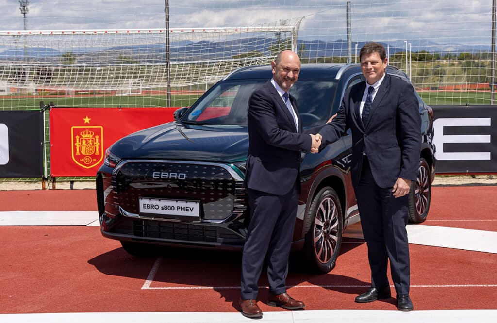 Rafael Louzán, presidente de la RFEF, junto a Pedro Calef, CEO de EBRO Motors.