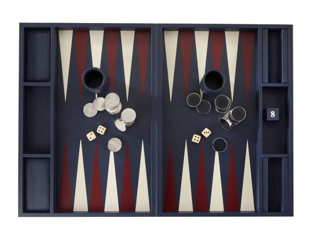 El juego de mesa, esa vieja costumbre que nunca envejece 5 Backgammon en plata 925, de BUCELLATI (10.000 €).
